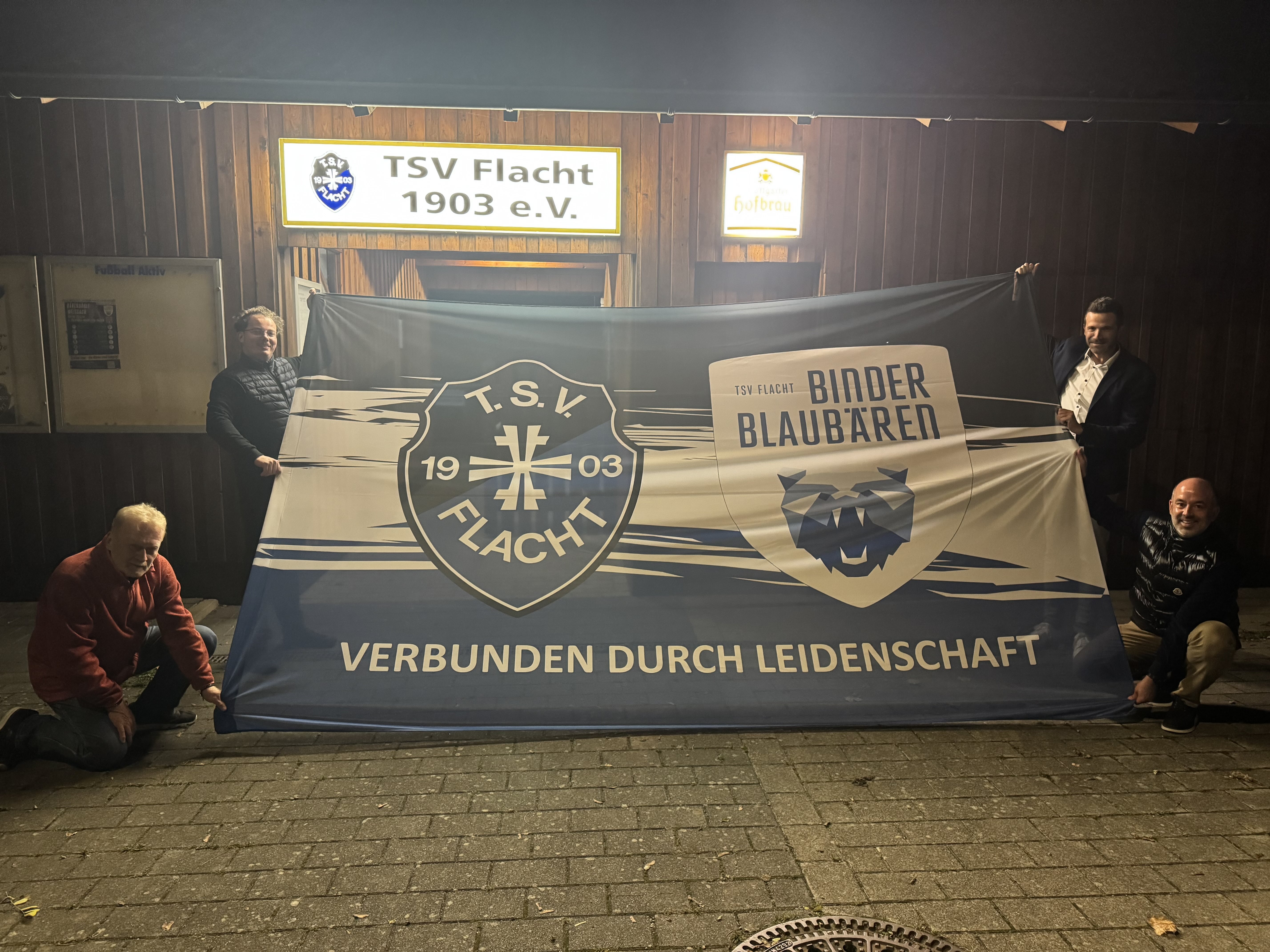 Fahne an den Fanclub Blaubärenbande übergeben - viel Spaß damit!